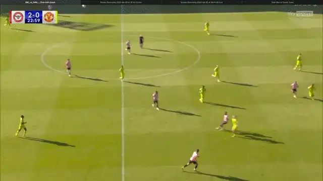 Lisandro Martinez facing a 2v1 in a Second Ball Situation