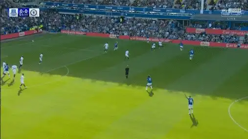 Clip: Everton v Chelsea, Iwobi glances over his shoulder, takes an open touch across his body and delays, luring Mount out of line before threading a pass into space for Mykolenko