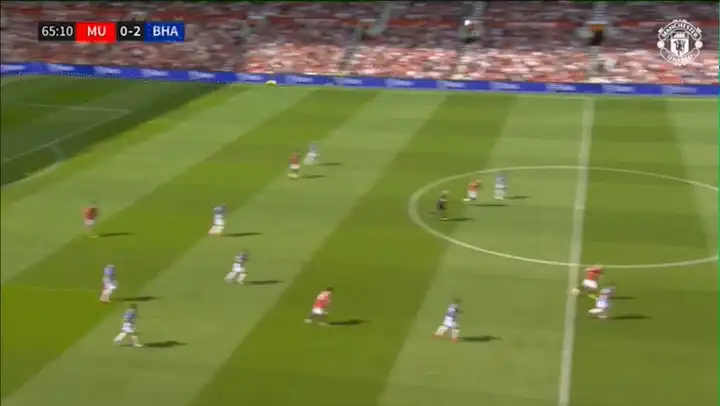 LISANDRO MARTINEZ IN AN UNCONTESTED AERIAL OPPORTUNITY