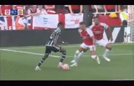 Clip: Arsenal's Ben White and William Saliba block with the same synchronised mechanics against Manchester United