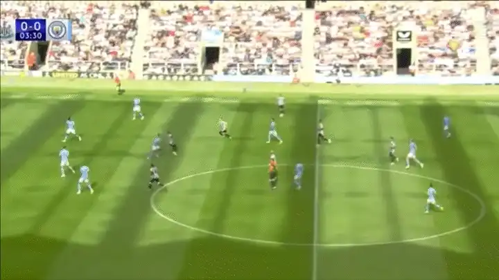 Clip: Manchester City's goalkeeper defuses a second-ball situation